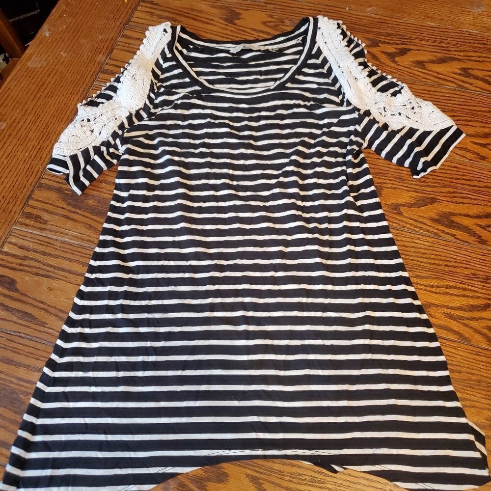 Soft Surroundings black&white cold shoulder croche
